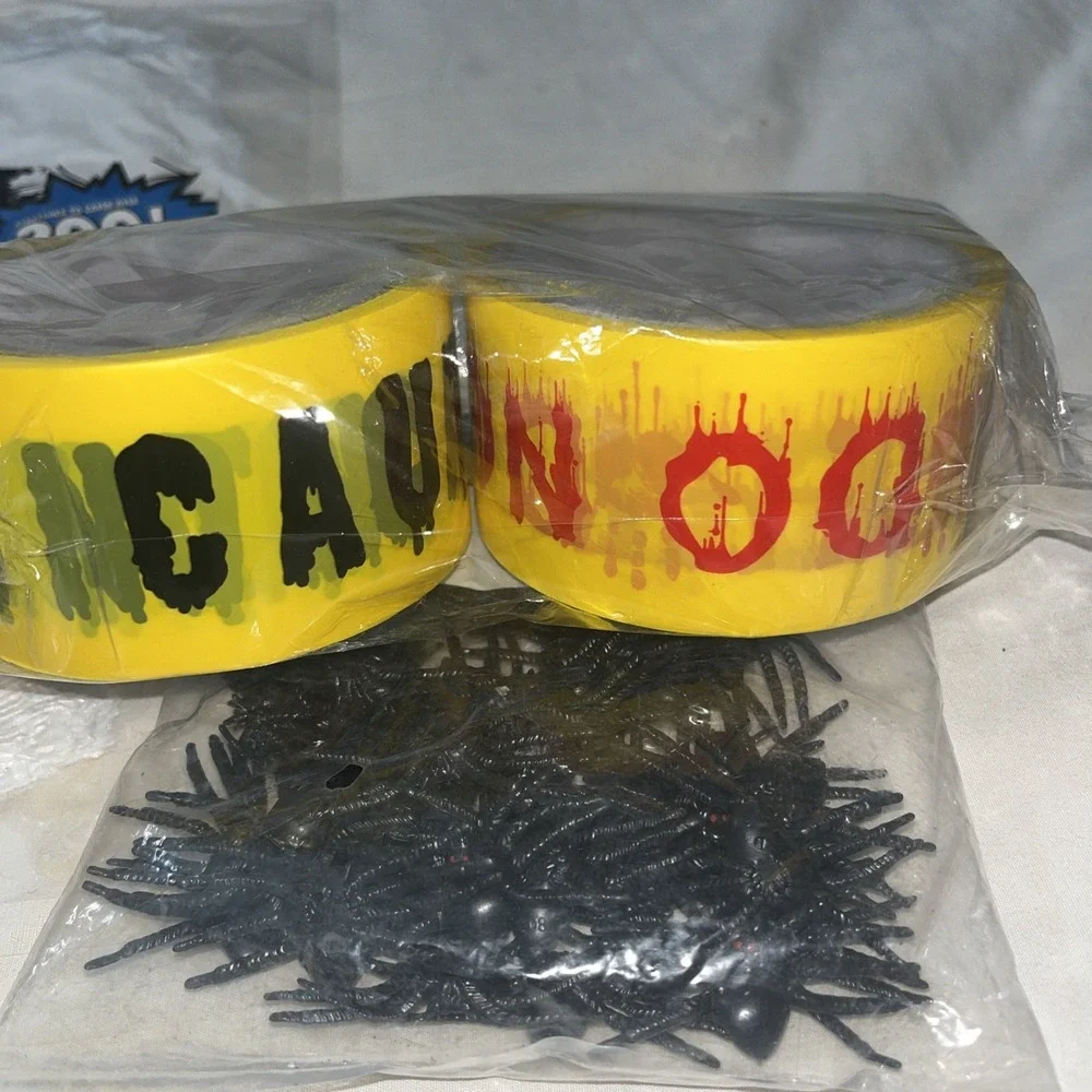 200 sq. ft. Halloween Supplies Spider Web‎ with Plastic Spiders - Outdoor/Indoor